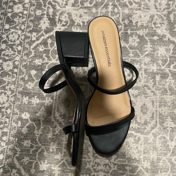 SOLD Two strap block heel sandals - Picture 3 of 6